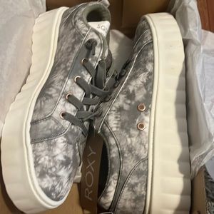 NWT Roxy Sheilahh Platform Sneaker sz.10 Olive tie dye